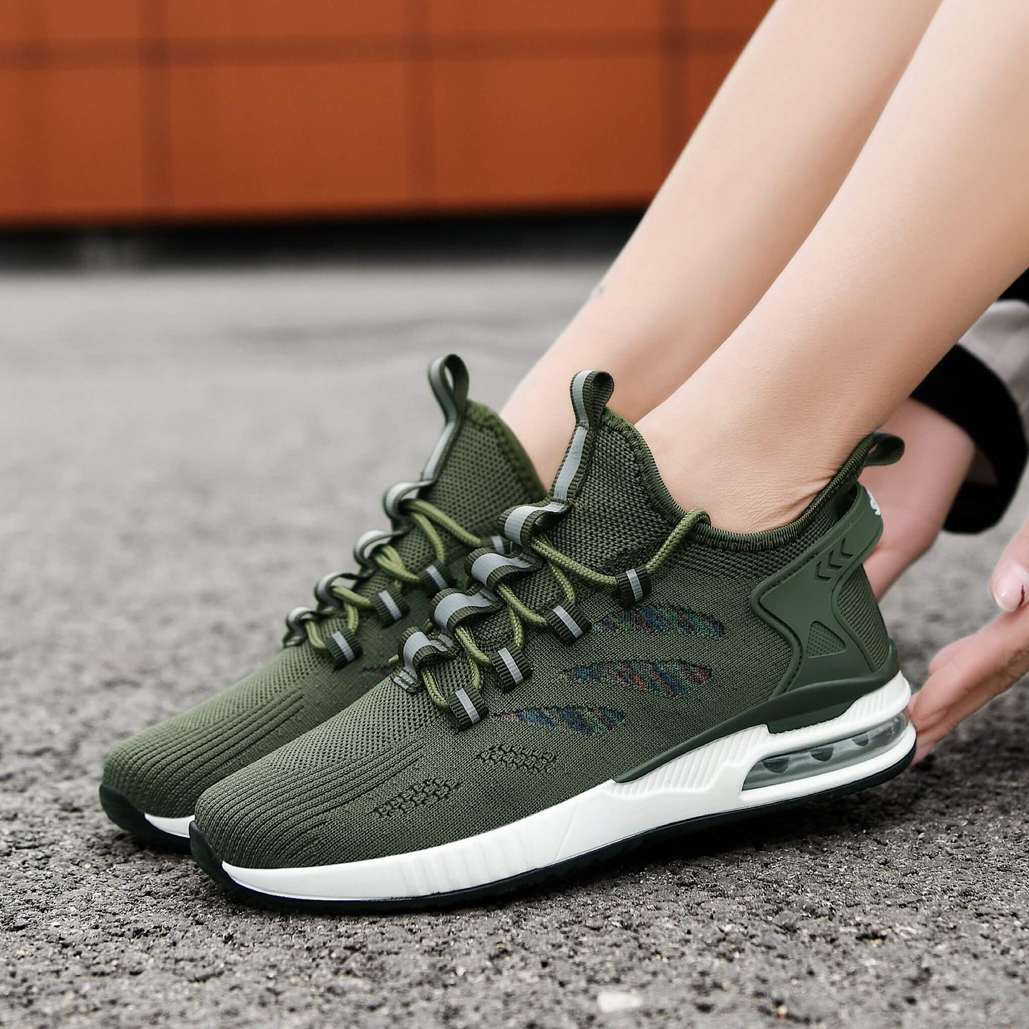 Grünschimmer Sneaker