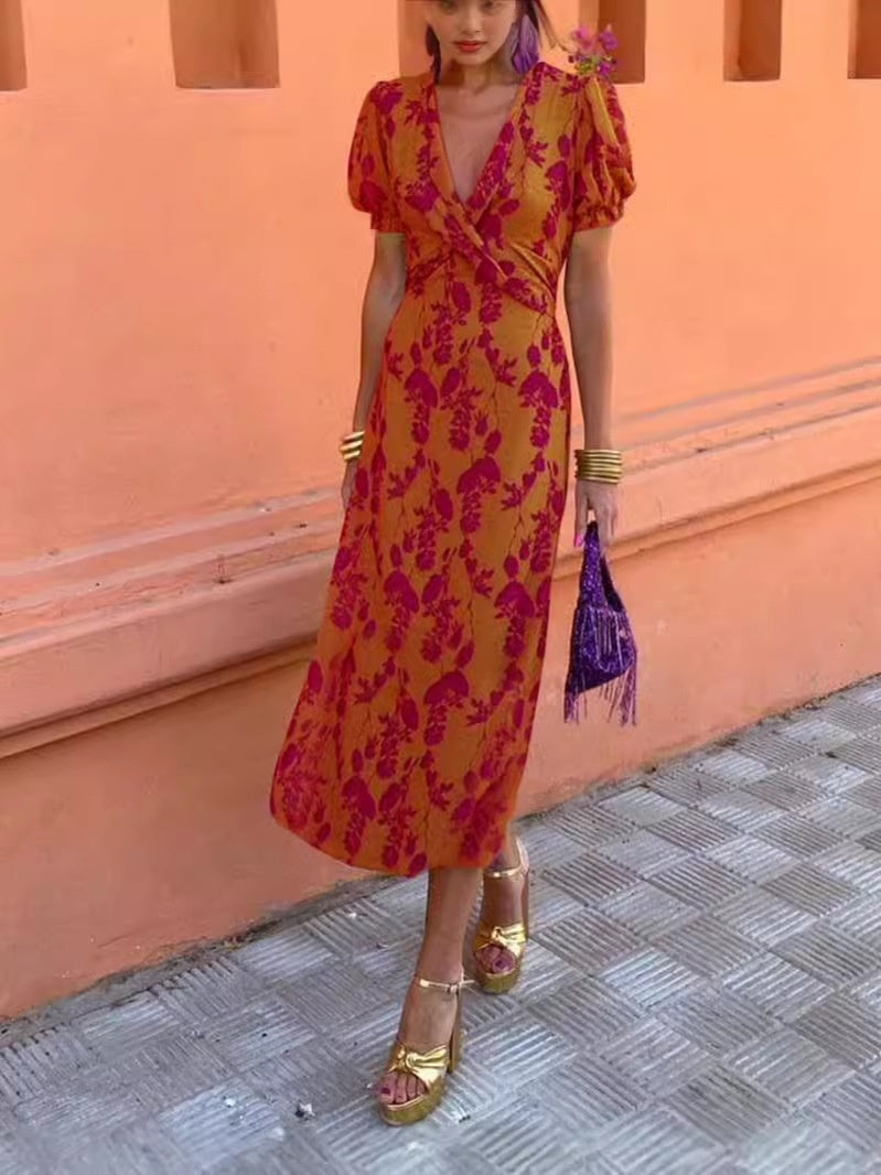 Kleid mit Schlitz und Blumenmuster