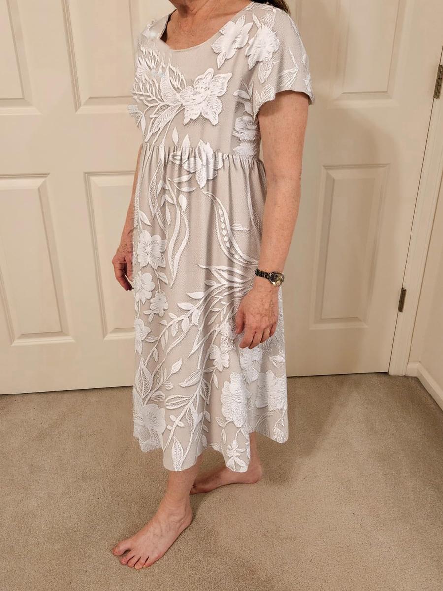 Zeitloses Rundhalskleid