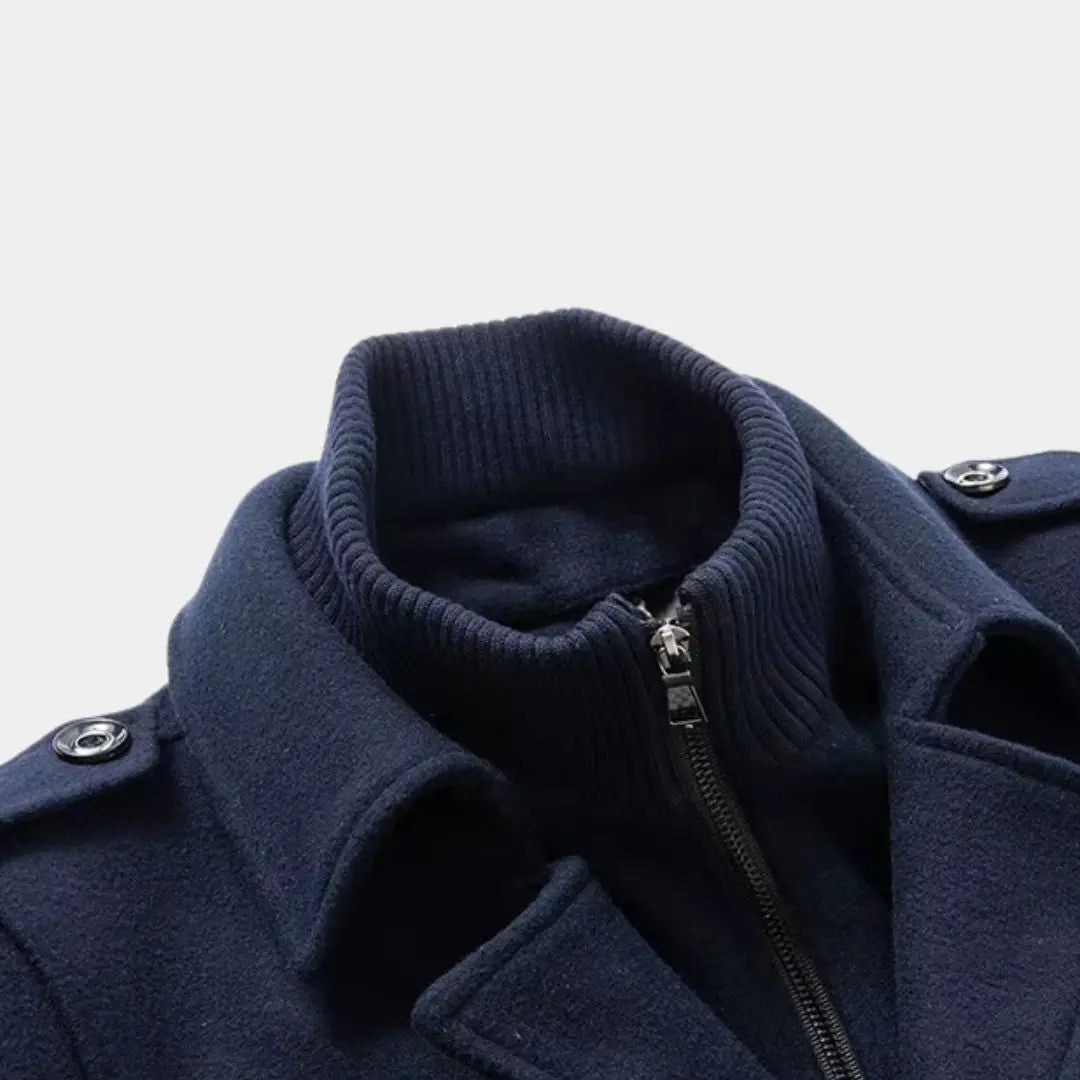 Aristokratischer Mantel aus schwarzer Wolle