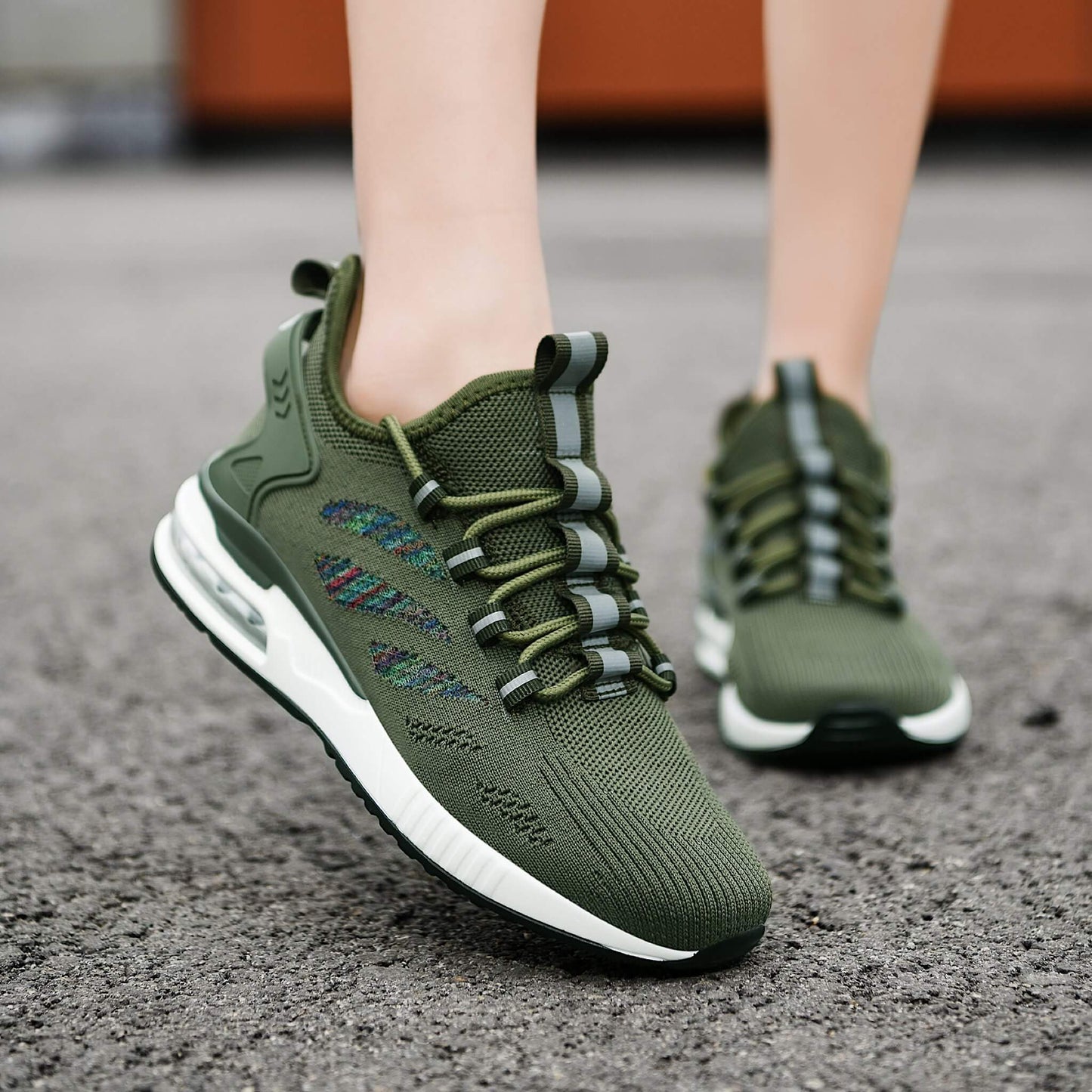 Grünschimmer Sneaker